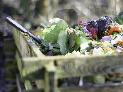 Ein Kompost hilft beim Verwerten der Gartenabfälle © Herbert  - pixabay